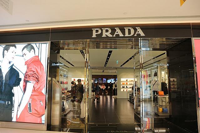 PRADA（プラダは広いので、入り口が2ヶ所あります）