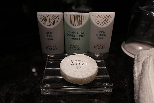 アメニティー。シャンプー＆コンディショナー、バスジェル、ローション、ソープ、歯ブラシ、シャワーキャップ、ソーイングセット、コーム、髭剃りが揃っています。