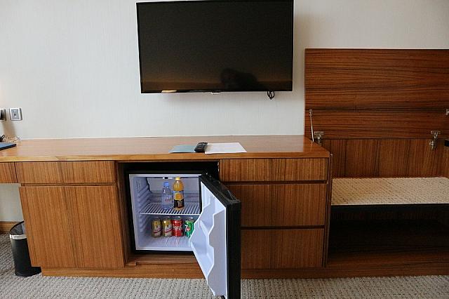 ベット・ソファと反対側には、ミニバーやテレビがあります。