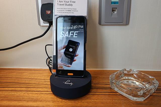 WiFiとしても利用ができる部屋のスマートフォン。中国・日本・韓国・シンガポール・アメリカへはインターネット回線を利用した無料通話が可能です。