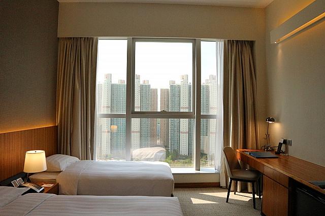 建物が密集していないので、窓からはふんだんに光が入ってきますよ。