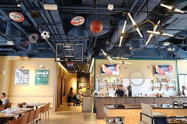 レストランの内装は、スポーツ一色。