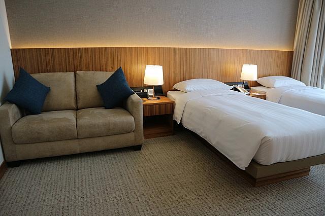 ベット脇には快適そうなソファがあります。