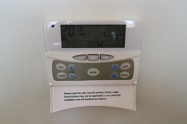 部屋の温度は、各部屋ごとに調整ができます。香港のホテルって一括調整のところもまだあるので、これは有り難いですね～。