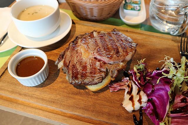 メニューはステーキから