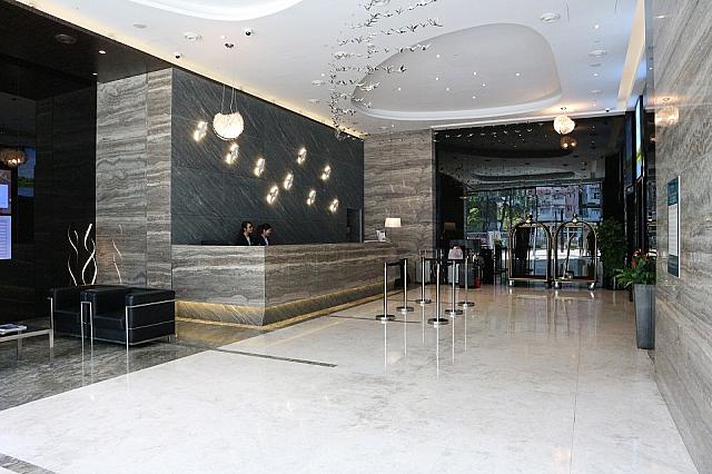 ホテルロビー。