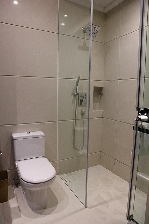 バスタブはなく、スタンディングシャワーとなります。でも暑い香港ではバスタブはあまり利用しなくても大丈夫。