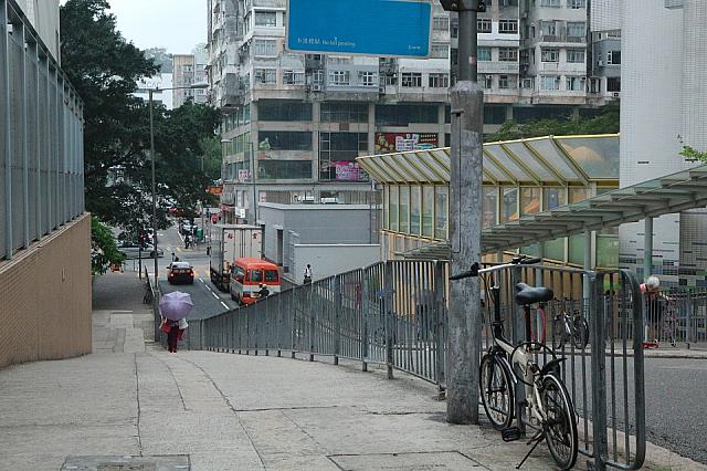 5.下り坂の様子。とにかく真っ直ぐ進みましょう。