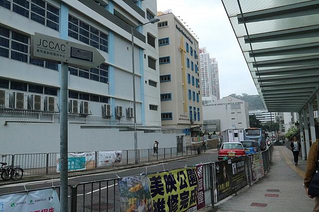 4.C出口を出ると、目の前の道路は向かって左は上り坂、右は下り坂になっています。右の下り坂方面を真っ直ぐ進みます。目の前にJCCACのサインボードがあります。