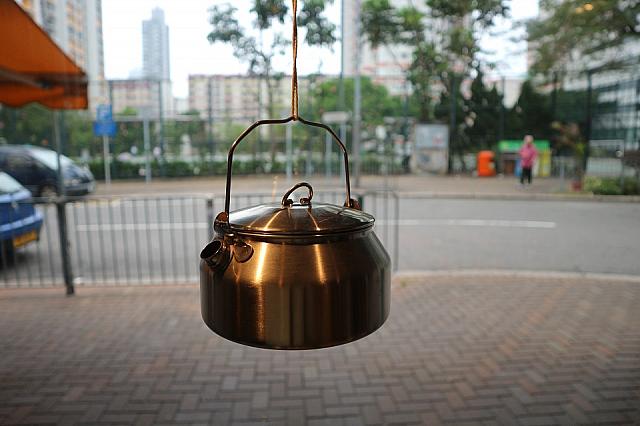 お店の中が全て丸見えになる位の大きな窓ガラスには、ぽつんポツンと、素敵なアイテムがディスプレイされています。センスが良いですね。
