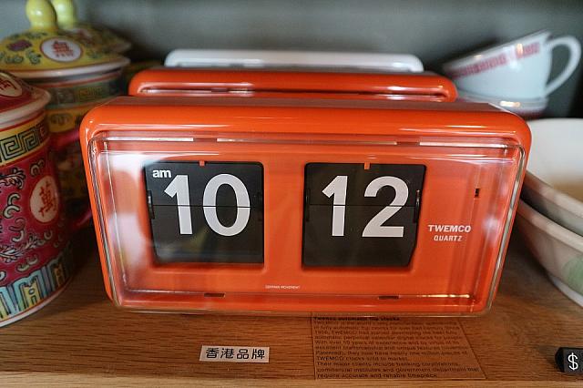 なんともオールドスタイルの時計。香港ブランドと書いてあります。こういうシンプルなものこそ、長く使えて素敵ですよね。長年時計のない生活をしていたナビですが、次はこれを買おうかなあと思っています。