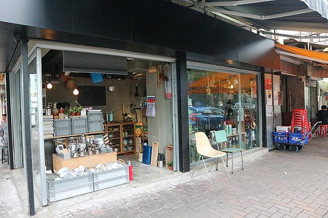 お店の外観、横から正面を見たところ。