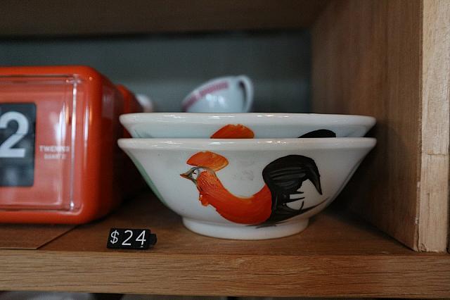 ストリートフード店でよく使われる鶏柄の食器。これも、香港らしくて欲しい！