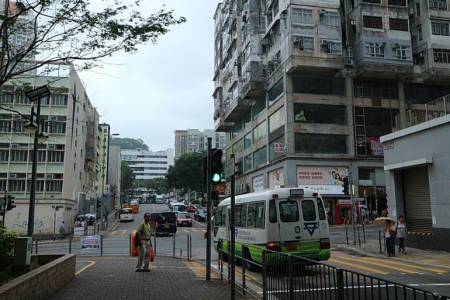 6.坂を下りきると、十字路になっています。この横断歩道を渡って更に真っ直ぐ進みましょう。