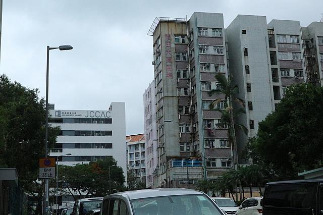 7.目の前の白い建物がJCCACです。