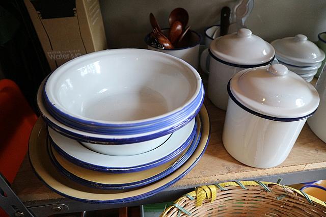 ベーシックで使いやすいホーロー製品もありますよ。