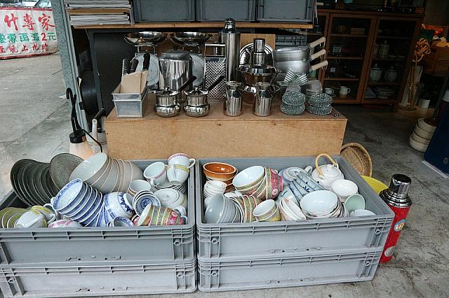 お店入り口にある食器が積み重なった箱。こういうの、宝探しみたいで大好きです。