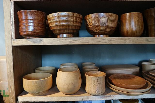 木のぬくもりたっぷりの食器類。