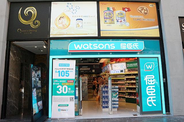 グランドフロアのレストラン入り口。WATOSONSをはさみ、右がホテル入り口、左がレストラン入り口。
