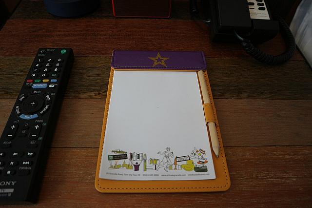 メモ用紙などの、ほんのちょっとしたグッズにも香港が散りばめられています。ホテルの徹底したこだわりを感じます。