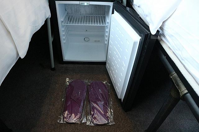 冷蔵庫の中は空。この辺りはコンビ二もスーパーも事欠きませんので、色々買ってきて入れられますね。スリッパも完備。