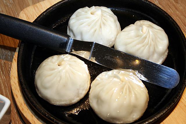 脆煎灌湯小龍包（Pan-fried xiao long bao）