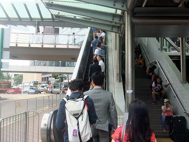 エスカレーターの乗ります