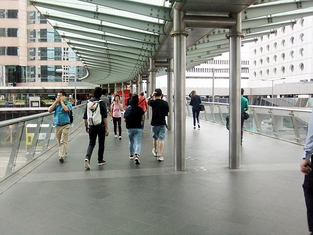 歩道橋を渡ります