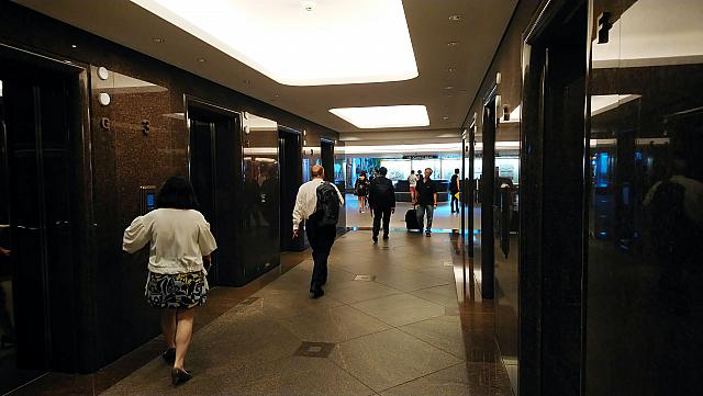 エレベーターホールの反対側に向かいます