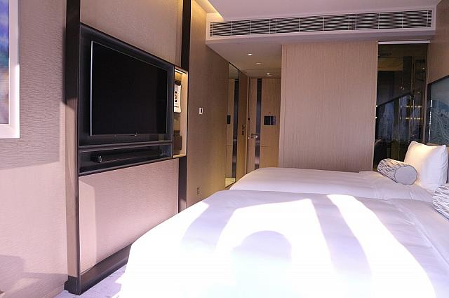 ベットと反対側の壁には薄型のテレビが備えつけられています。
