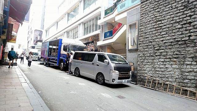 数十メートル先の右側にある白い車のあたりに向かいます