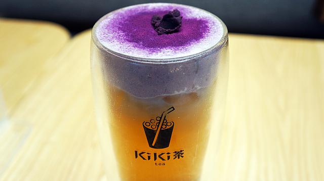 烏龍茶の上に紫色のダイジョクリームがのってます