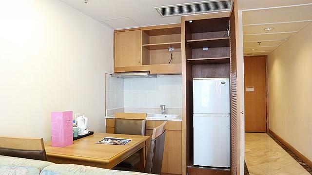 ソファの奥には、小さいながらもキッチンとダイニングが置かれた専用スペースがあります。