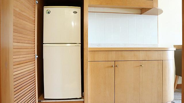 キッチンエリアには、洗いものができるシンクと大きな冷蔵庫があります。何か買ってきて冷蔵庫にいれておいて、室内で食べることができますね。それにしても大きな冷蔵庫です。