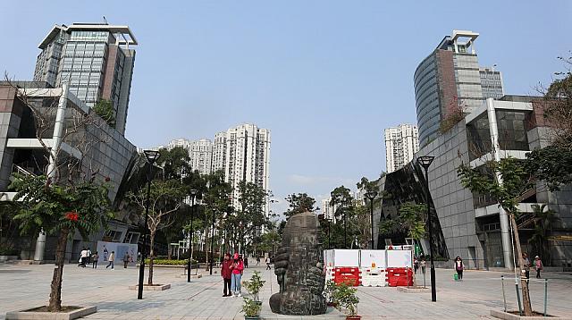 天水圍中央公園をはさんで、両脇にタワー1とタワー2が建っています。