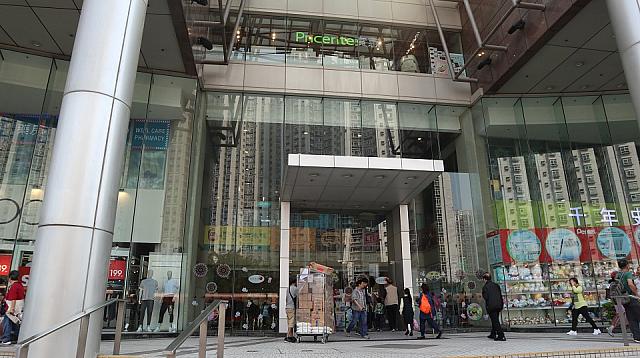 こちらはホテルのあるタワー2の下部分にあるショッピングモールの入り口。この辺りに住む住人を含め、多くの人が出入りしていました。