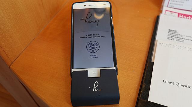部屋の中にはスマートフォンがあり、市内通話などができます。