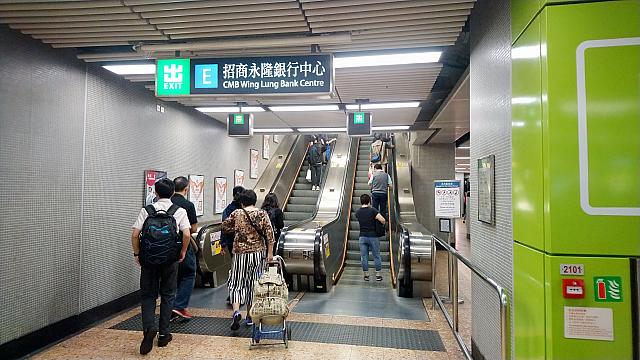 E出口に向かいます