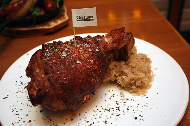 秘製徳国鹹猪手配酸椰菜及薯蓉（Roasted Pork Knuckle）