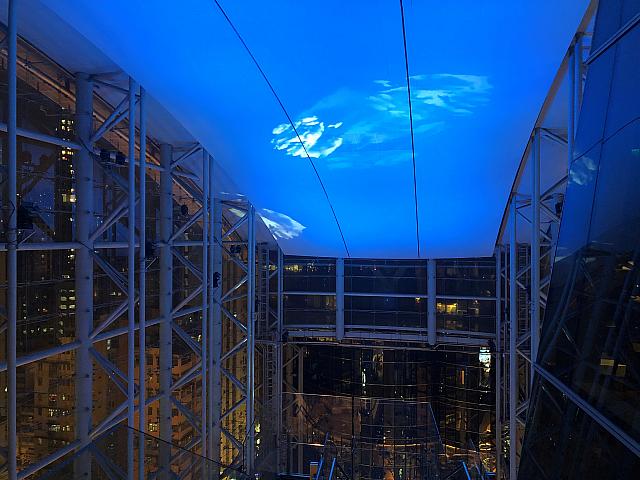 夜になると天井は幻想的なライトアップが施されます