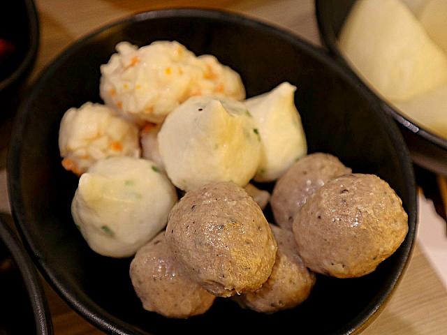 こちらも麵や火鍋の定番、魚や肉のすり身団子。