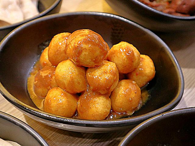 カレー風味の魚団子は、香港のストリート・スナックとしても人気者。