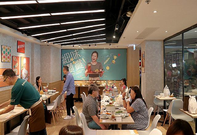 香港地の店内は明るくモダンな雰囲気