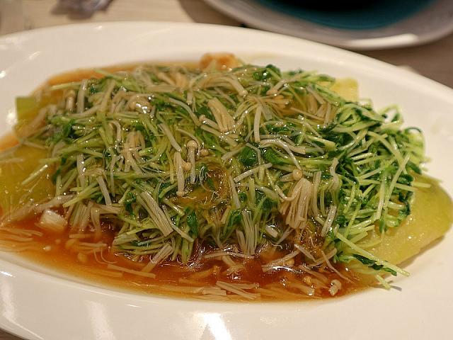 「金瑶柱瓜甫扒翡翠苗」。豆苗と貝柱の炒め物。