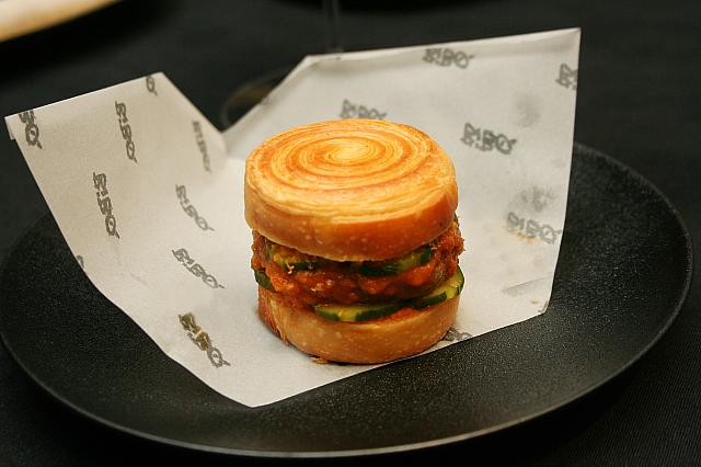 A4 WAGYU \'MIYAZAKI\' は2つの料理でワンセット