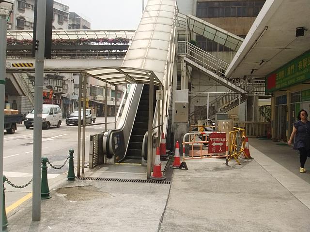 左奥にエスカレーターがみえて来ました