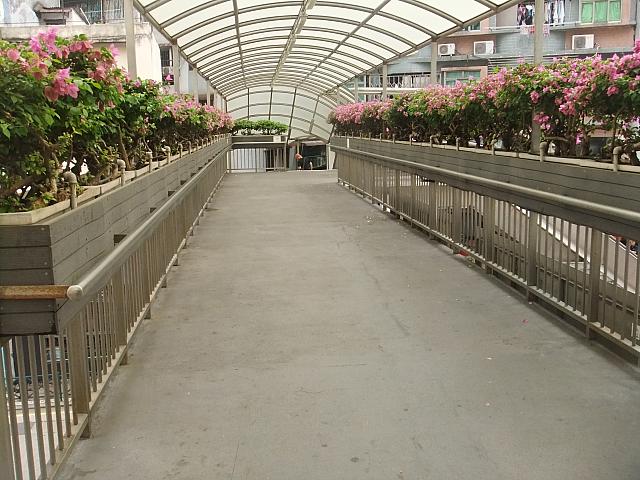 上がりきったら左に曲がり歩道橋をまっすぐ進みます