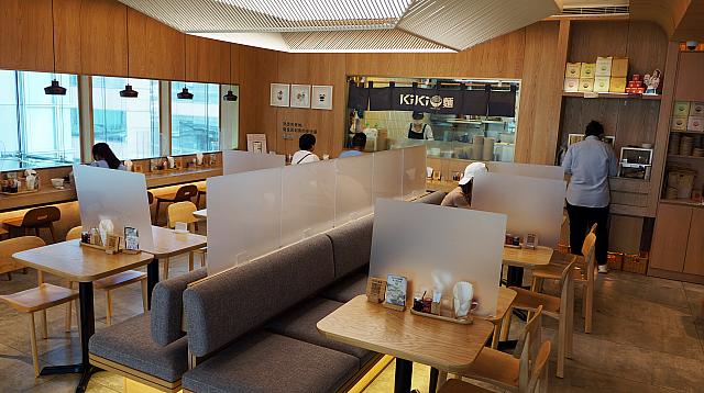 ガラス張りで明るい店内