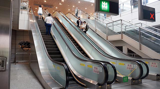 A出口横にはエスカレーターがあります