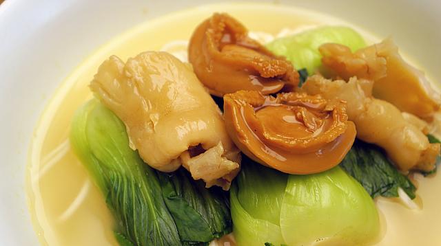 鮑を使った豪華な一品
